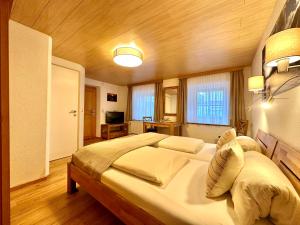ein Schlafzimmer mit einem großen Bett in einem Zimmer in der Unterkunft Haus Walch in Elbigenalp