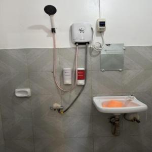y baño con ducha y lavamanos. en RedDoorz near Mariners Legazpi, en Legazpi