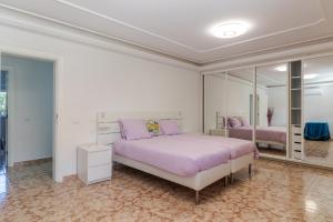 Postel nebo postele na pokoji v ubytování Flatguest Sonneland Suite + 37 fotografií
