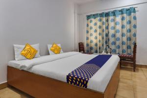 เตียงในห้องที่ SPOT ON Apsara Hotel