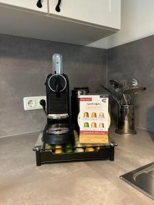 a black blender sitting on a stand in a kitchen at Neu Ⅰ Ⅰ 2-Zimmer Ⅰ Zentrumslage Ⅰ Schwabach Ⅰ Nürnberg Ⅰ Roth in Schwabach