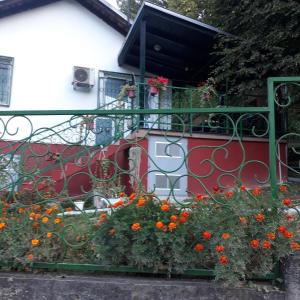 uma varanda com flores de laranja em frente a um edifício em Apartman MiG em Berkovac