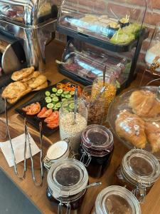 una tavola con molti tipi di cibo diversi di Vila Lordev a Korçë