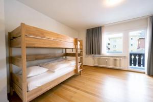 una camera con 2 letti a castello di Idyllic apartment in St. Moritz a Sankt Moritz