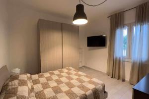una camera con letto, cassettiera e televisore di CasaLina Appartamento a Santa Croce sullʼ Arno