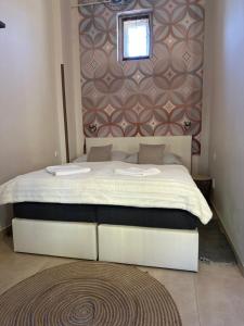 米什科爾茨的住宿－SenoRita2 Magánszállás，卧室配有白色的床和窗户