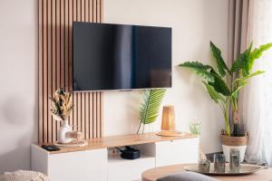 TV a/nebo společenská místnost v ubytování Dieu Nérée & sa vue mer