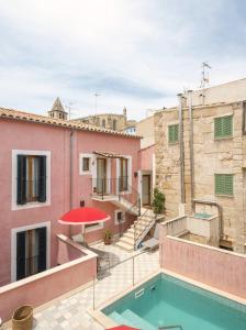 uitzicht op de binnenplaats van een gebouw met een zwembad bij Palau Sa Font in Palma de Mallorca