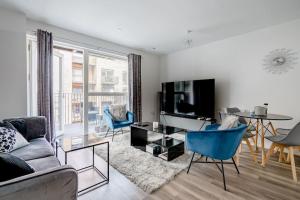 sala de estar con sofá y TV en Charming room in the Heart of London, en Londres