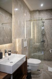 ベオグラードにあるOlivia Roomsのバスルーム(シンク、シャワー、トイレ付)