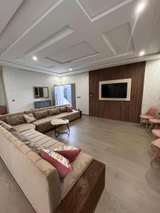 sala de estar con sofá y TV de pantalla plana en Villa Naouma, en Marrakech