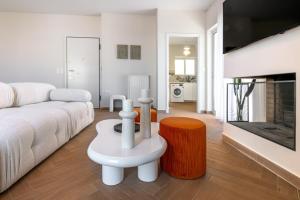 雅典的住宿－Phaedrus Living: Glyfada Seaview Luxury Penthouse，客厅配有白色沙发和壁炉