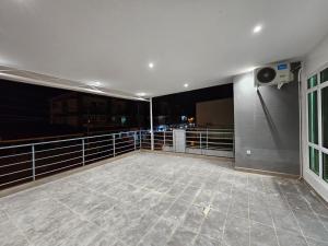 an empty balcony of a building with a speaker at 新裝潢三層連棟屋、寧靜寬敞舒適明亮、鄰近有大商場、大小陽台後院 in Penampang