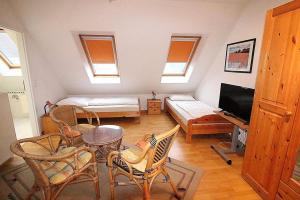 a living room with a bed and a table and chairs at Apartmentvermittlung Mehr als Meer - Objekt 52 in Niendorf