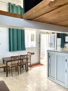a kitchen and dining room with a table and chairs at Studio cosy sur la corniche in Dakar