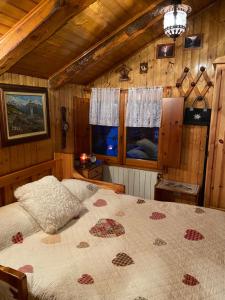 Un pat sau paturi într-o cameră la Stella Alpina, in Via Medail con vista incantevole sulle Alpi