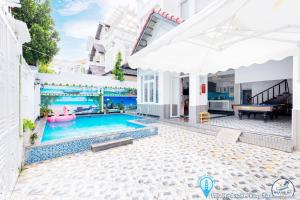 a villa with a swimming pool and a house at Villa ĐĂNG KHOA Hồ Bơi KHU BIỆT THỰ Phương Nam in Vung Tau
