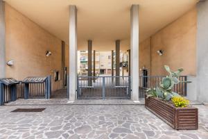 einen Eingang zu einem Gebäude mit Säulen und einem Innenhof in der Unterkunft Casa Peppino Verona in Verona