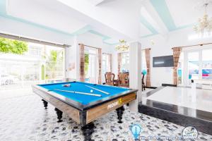 a pool table in a living room with a ceiling at Villa ĐĂNG KHOA Hồ Bơi KHU BIỆT THỰ Phương Nam in Vung Tau