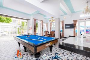 een pooltafel in een woonkamer met een zwembad bij Biệt Thự ĐĂNG KHOA Hồ Bơi Bida karaoke in Vung Tau