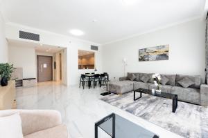 un soggiorno con divano e tavolo di Spacious 3BR Apartment Near Miracle Garden a Dubai