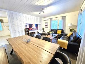 uma sala de estar com um sofá e uma mesa em Property in Vaasa em Vaasa