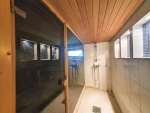 瓦薩的住宿－Property in Vaasa，带淋浴的浴室和玻璃门