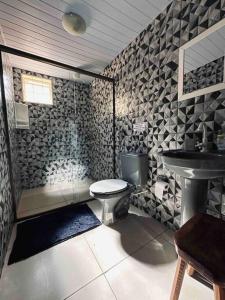 a bathroom with a toilet and a sink at Casa Amarela - Aconchegante e Familiar in Alto Paraíso de Goiás