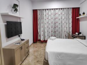 Televiisor ja/või meelelahutuskeskus majutusasutuses Premium Apartment in Hiranandani Powai by Maxxvalue - Chitranjan