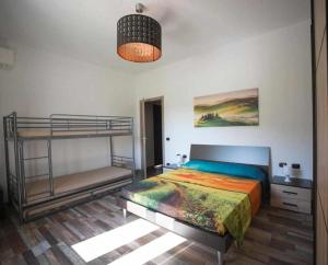 サンタ・クローチェ・スルアーノにあるCasAlfredo Appartamentoのベッドルーム1室(二段ベッド2組、ランプ付)