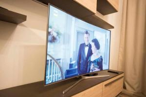 サンタ・クローチェ・スルアーノにあるCasAlfredo Appartamentoの男女の映像を映したテレビ画面