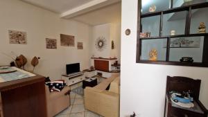 Sa Prenda في نوورو: غرفة معيشة مع أريكة وطاولة