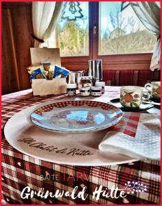 uma mesa com um prato em cima de uma mesa em Grünwald Hütte em Tarvisio