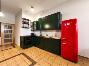 a kitchen with green cabinets and a red refrigerator at Apartament przy Głównym Rynku in Kościerzyna