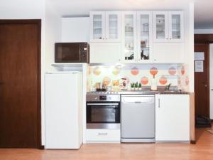 モンジェネヴルにあるAppartement Montgenèvre, 3 pièces, 6 personnes - FR-1-266-109のキッチン(白いキャビネット、コンロ付)