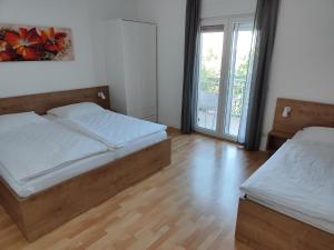 Кровать или кровати в номере Apartmani Seka