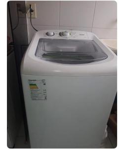 uma máquina de lavar roupa com um lavatório em cima em Apartamento do Sossego em São Luís