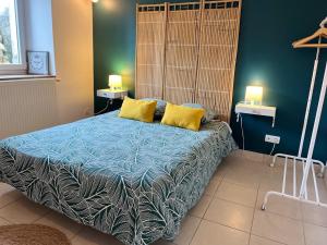 サン・ポル・ド・レオンにあるle gîte de Léonのベッドルーム1室(黄色い枕2つ付きのベッド1台付)