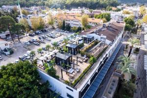 une vue aérienne sur une ville avec un parking dans l'établissement HEART DE MAISON, à Kemer