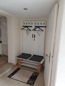 um quarto com uma porta branca e um banco em Gästehaus Bruch em Kaisersbach