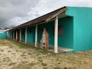 ein blaues Gebäude mit einer Reihe von Fenstern in der Unterkunft Apartamentos Ilha Comprida in Ilha Comprida