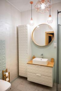 un baño con lavabo y espejo en Apartament na Kaszubach, en Kościerzyna 11 fotos más
