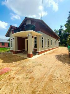 een klein huis met een rood dak bij Raihan Homestay B Kubang Kerian,Free Wifi in Kota Bharu