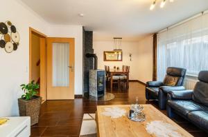 ein Wohnzimmer mit einem Sofa und einem Tisch in der Unterkunft Haus mit Garten und Kamin in Wilhelmshaven