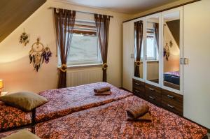 1 Schlafzimmer mit 2 Betten und einem Spiegel in der Unterkunft Haus mit Garten und Kamin in Wilhelmshaven