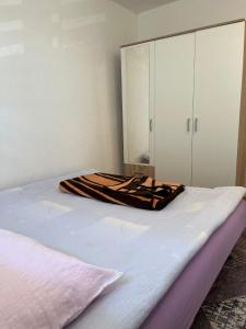 łóżko w pokoju z dużą szafką w obiekcie Kuca za odmor Marija w mieście Kupres