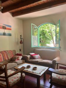 sala de estar con sofá y mesa en Cálida casa en barrio tranquilo cerca de la Laguna en Chascomús