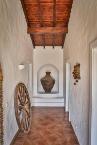 Habitación con techo de madera y un jarrón grande en la pared. en Monte d'avo - Turismo rural- Casa Grande, en Corgos