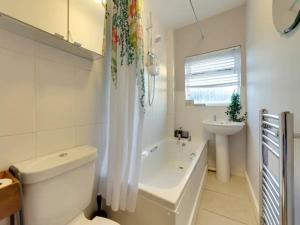 Ванна кімната в Pass the Keys Centrally located Victorian terrace Free parking