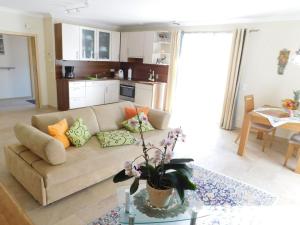 sala de estar con sofá y mesa en Holiday apartment at the rose garden, en Hinteregg